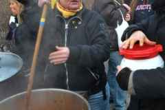 349-Foto-Gabriele-Senft-Versorgung-von-der-_Fahrenden-Geruechtekueche_-bei-der-Demo-_Wir-haben-Tierfabrik