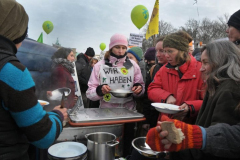 350-Foto-Gabriele-Senft-Versorgung-von-der-_Fahrenden-Geruechtekueche_-bei-der-Demo-_Wir-haben-Tierfabrik