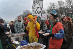 352-Foto-Gabriele-Senft-Versorgung-von-der-_Fahrenden-Geruechtekueche_-bei-der-Demo-_Wir-haben-Tierfabrik