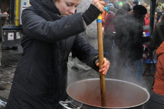 354-Foto-Gabriele-Senft-Versorgung-von-der-_Fahrenden-Geruechtekueche_-bei-der-Demo-_Wir-haben-Tierfabrik