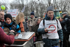 359-Foto-Gabriele-Senft-Versorgung-von-der-_Fahrenden-Geruechtekueche_-bei-der-Demo-_Wir-haben-Tierfabrik