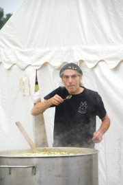684-Wam-Kat-ganz-konzentriert-beim-Abschmecken-der-Suppe-fuer-die-Demo-bei-so-einem-riesigen-Topf-siche