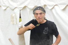684-Wam-Kat-ganz-konzentriert-beim-Abschmecken-der-Suppe-fuer-die-Demo-bei-so-einem-riesigen-Topf-siche