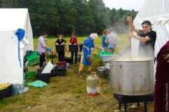 685-Wam-Kat-konzentriert-sich-auf-die-Suppe-fuer-die-Demo-waehrend-KuechenhelferInnen-spuelen_-http_on_fb_me