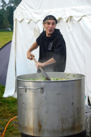 220-Wam-Kat-bereitet-die-Suppe-fuer-die-Demo-am-Samstag-vor