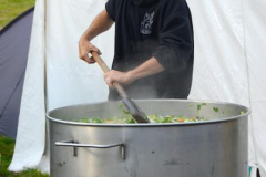 220-Wam-Kat-bereitet-die-Suppe-fuer-die-Demo-am-Samstag-vor