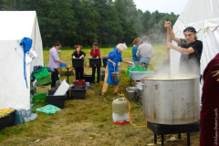 222-Wam-Kat-konzentriert-sich-auf-die-Suppe-fuer-die-Demo-waehrend-KuechenhelferInnen-spuelen
